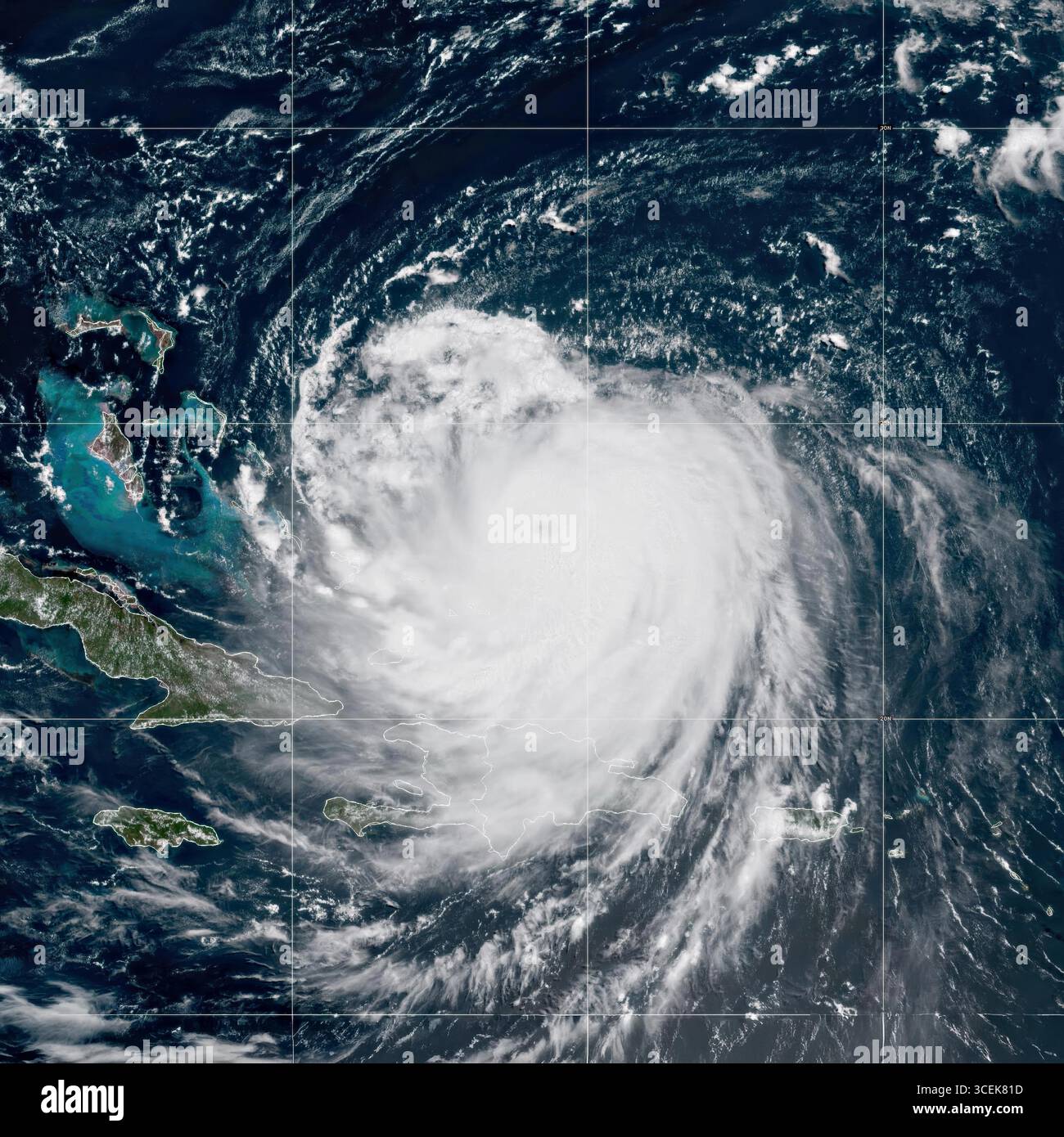 Mar dei Caraibi, Stati Uniti. 18 agosto 2025. Il satellite NOAA Modis che mostra l'uragano Erin, una tempesta di categoria 4 che si muove a nord-ovest al largo di Porto Rico, 18 agosto 2025 nel Mar dei Caraibi. La potente tempesta di categoria 4 era centrata a circa 110 miglia a nord di Grand Turk Island con venti di 140 mph. Crediti: CIRA/NOAA/NOAA/Alamy Live News Foto Stock