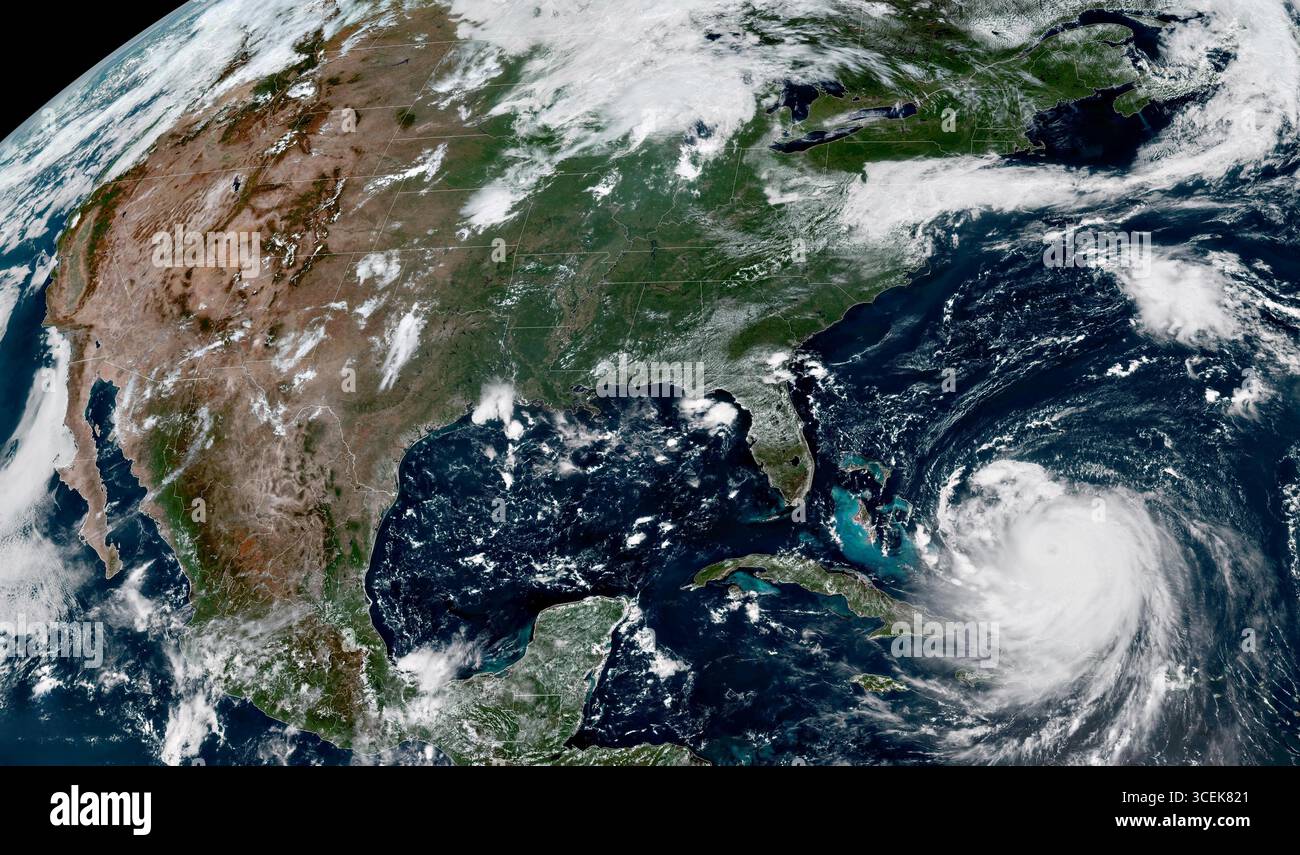 Mar dei Caraibi, Stati Uniti. 18 agosto 2025. Il satellite NOAA Modis che mostra l'uragano Erin, una tempesta di categoria 4 che si muove a nord-ovest al largo di Porto Rico, 18 agosto 2025 nel Mar dei Caraibi. La potente tempesta di categoria 4 era centrata a circa 110 miglia a nord di Grand Turk Island con venti di 140 mph. Crediti: CIRA/NOAA/NOAA/Alamy Live News Foto Stock