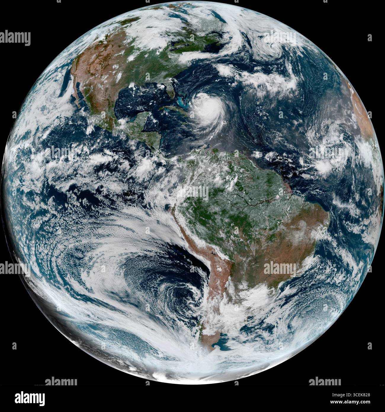 Mar dei Caraibi, Stati Uniti. 18 agosto 2025. Una vista completa della Terra dal satellite NOAA Modis che mostra l'uragano Erin, una tempesta di categoria 4 che si muove a nord-ovest al largo di Porto Rico, 18 agosto 2025 il Mar dei Caraibi. La potente tempesta di categoria 4 era centrata a circa 110 miglia a nord di Grand Turk Island con venti di 140 mph. Crediti: CIRA/NOAA/NOAA/Alamy Live News Foto Stock