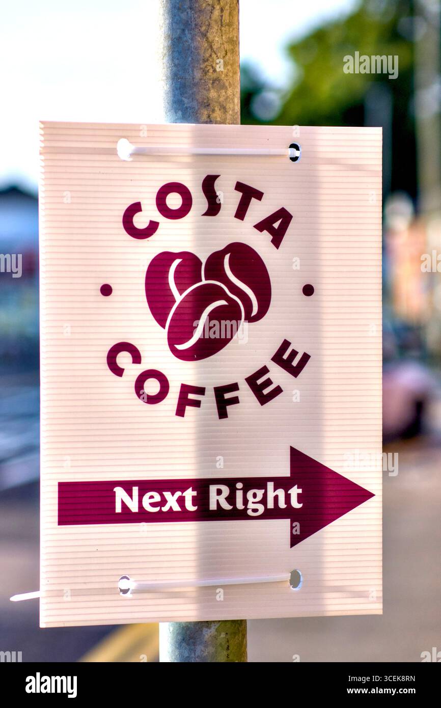 Codice QR Costa Coffee per App Sign Outside Store, Watford, Hertfordshire, Inghilterra, Regno Unito Foto Stock