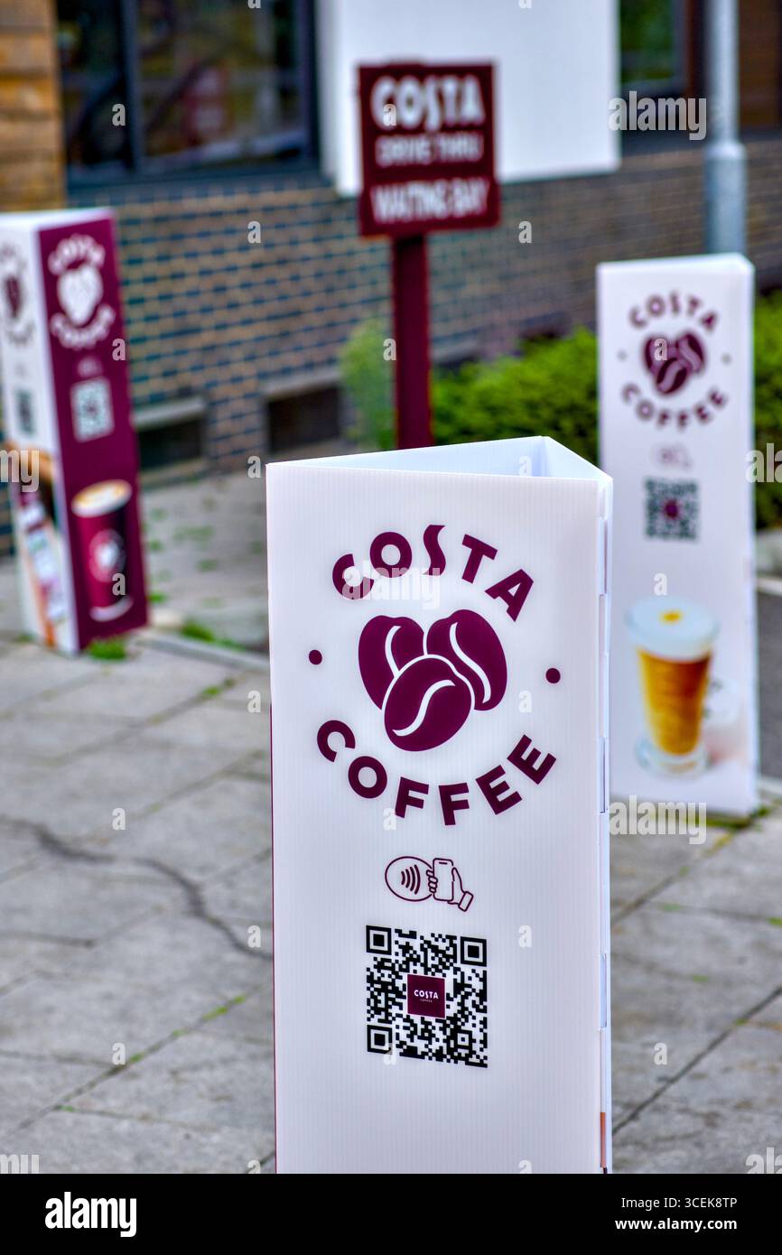 Codice QR Costa Coffee per App Sign Outside Store, Watford, Hertfordshire, Inghilterra, Regno Unito Foto Stock