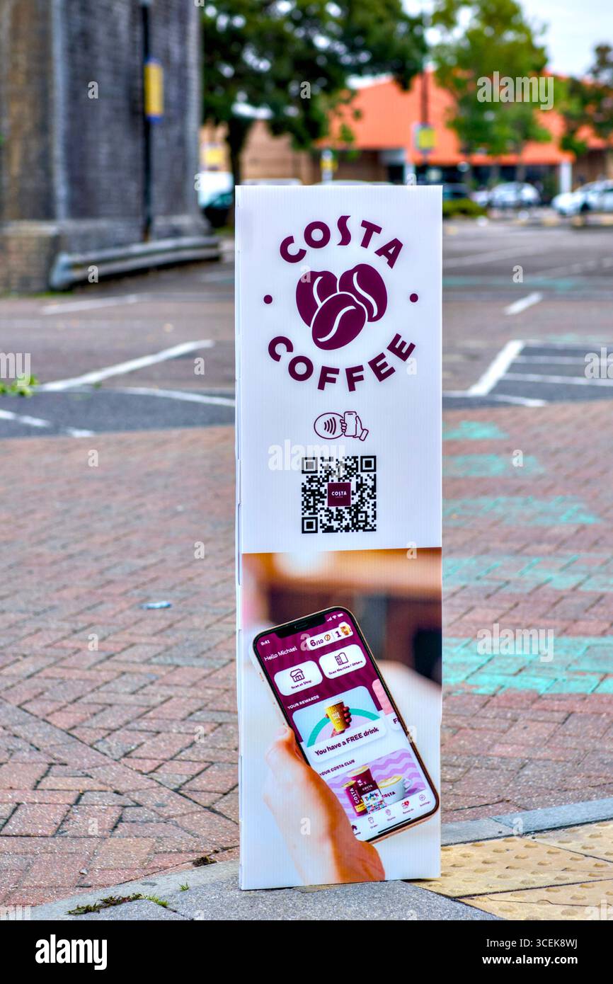 Codice QR Costa Coffee per App Sign Outside Store, Watford, Hertfordshire, Inghilterra, Regno Unito Foto Stock