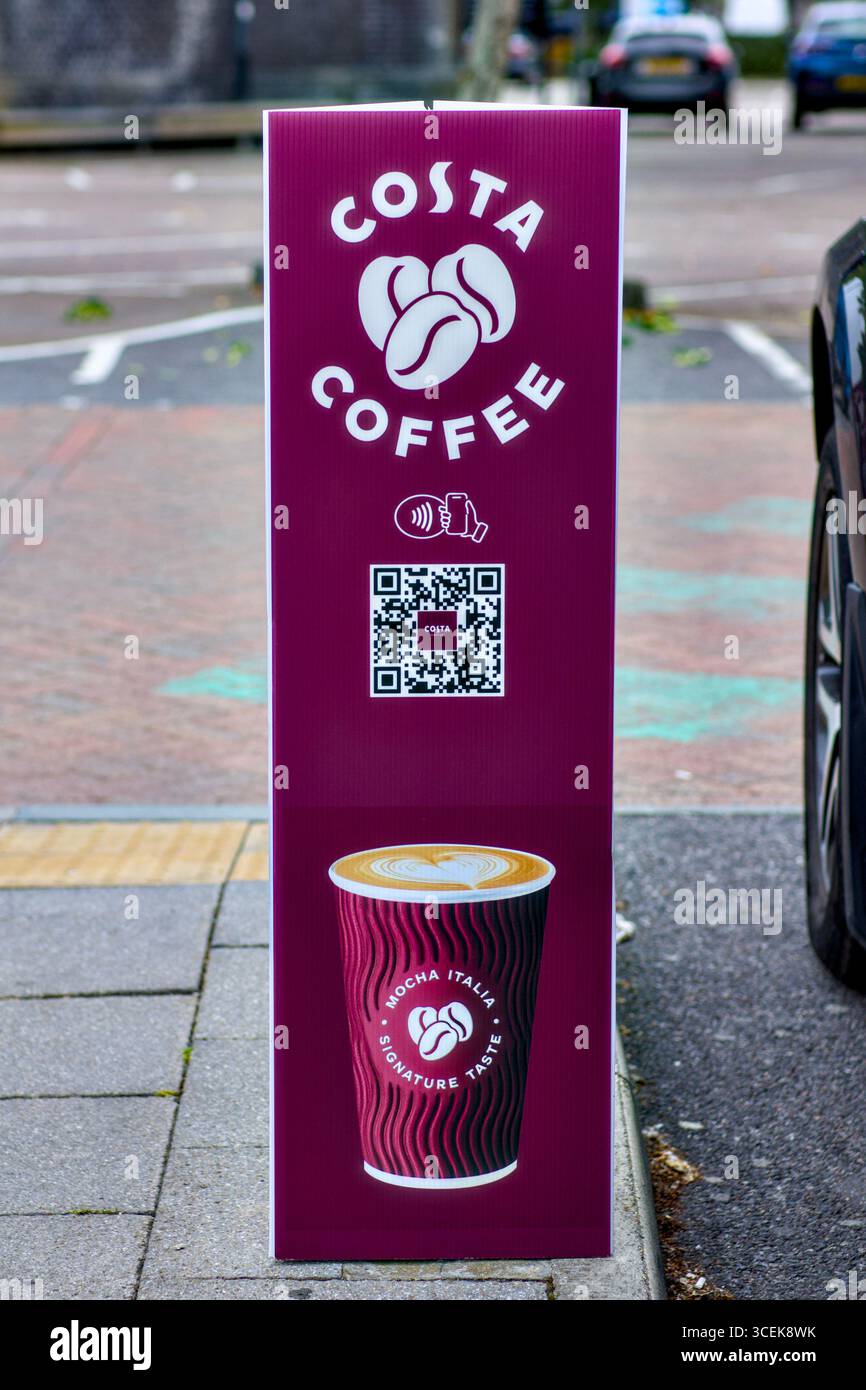 Codice QR Costa Coffee per App Sign Outside Store, Watford, Hertfordshire, Inghilterra, Regno Unito Foto Stock