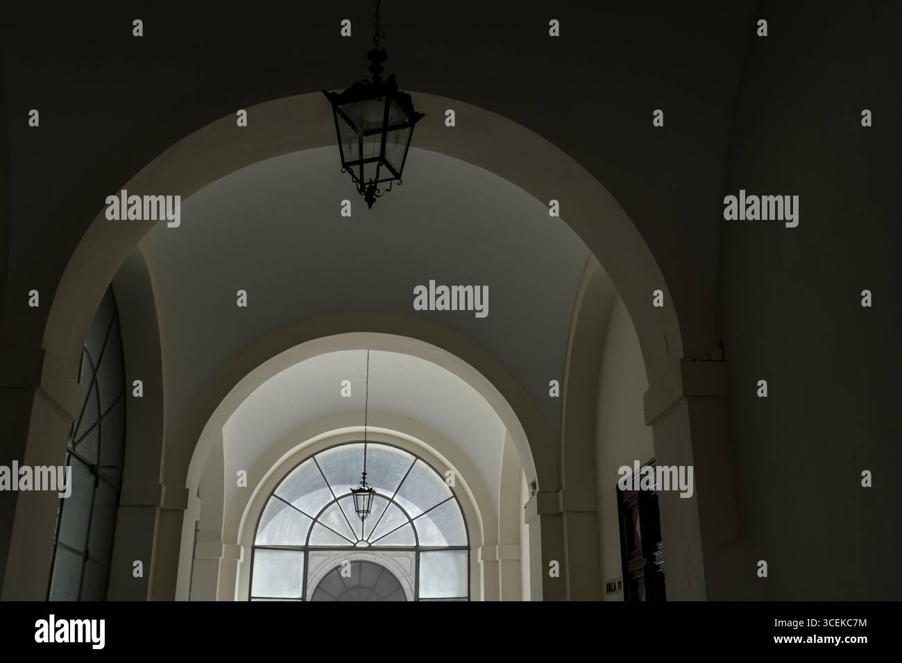 Corridoio della Facoltà di Filologia, Universidad de Sevilla, città di Siviglia, Andalusia, Comunità andalusa, Spagna Foto Stock