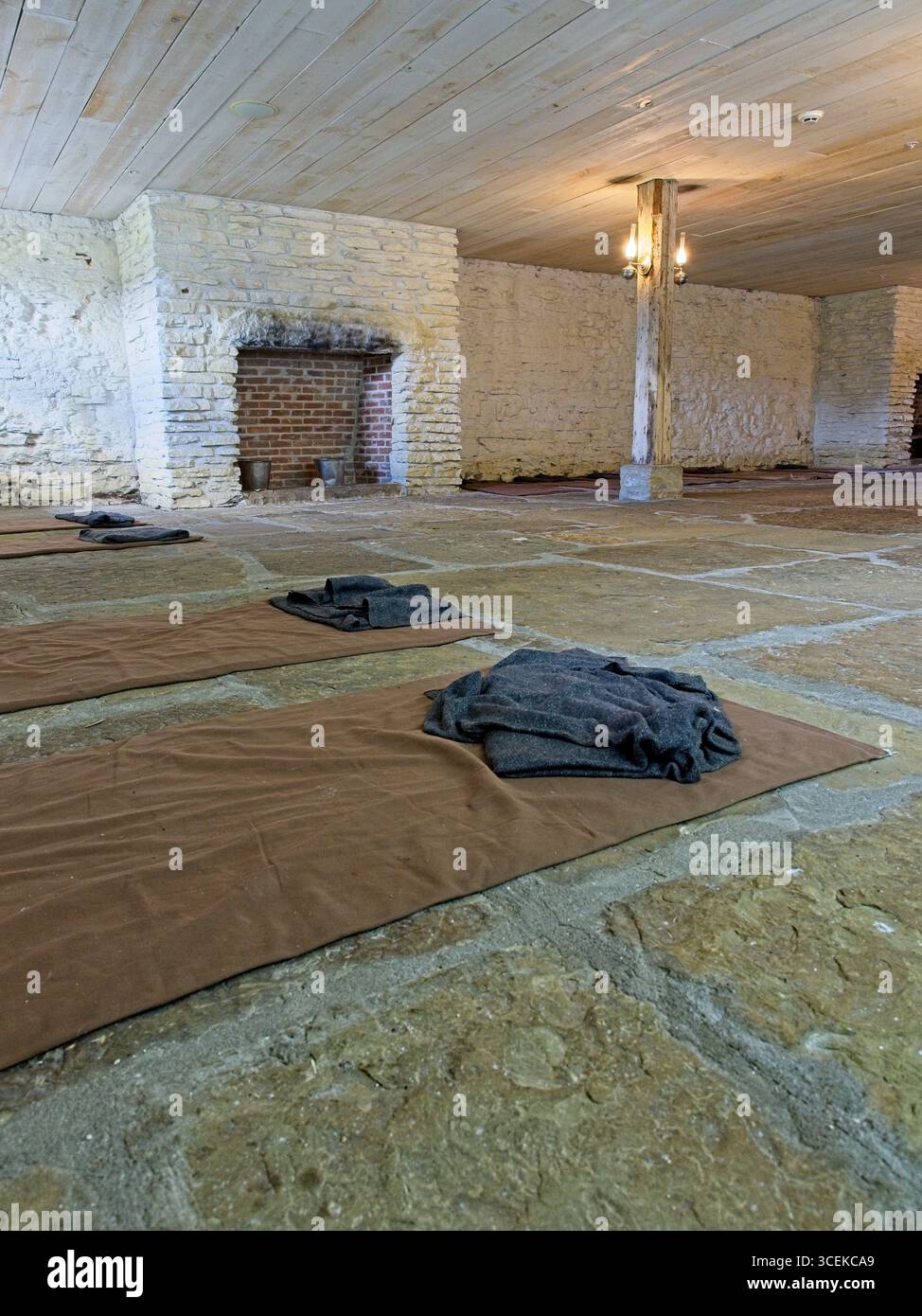 Cella di prigione con basamento allineato sul pavimento all'interno del tribunale di frontiera e prigione presso il sito storico nazionale di Fort Smith - Fort Smith, Arkansas, maggio 2025 Foto Stock