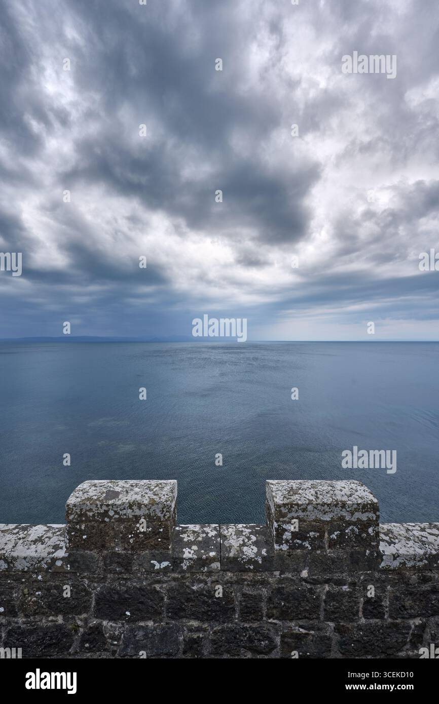 Vista sul mare dalla Muraglia di un castello scozzese Foto Stock