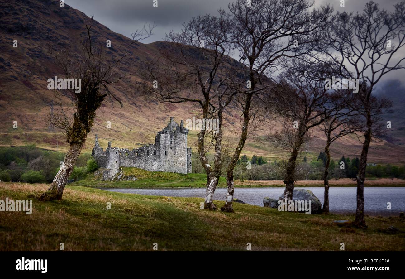 Rovina del castello di Kilchurn a Loch Awe negli altopiani scozzesi vicino a Fort William Foto Stock