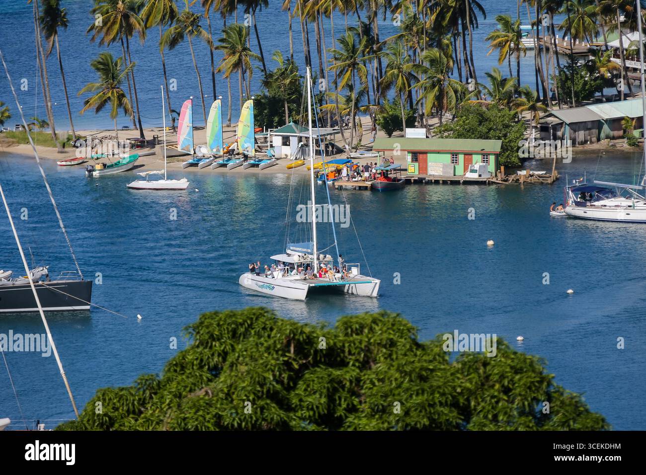 Marigo Bay, Saint Lucia - 27 dicembre 2015: Una vivace vista della Baia di Marigot, Saint Lucia, con catamarani ancorati nelle acque turchesi Foto Stock