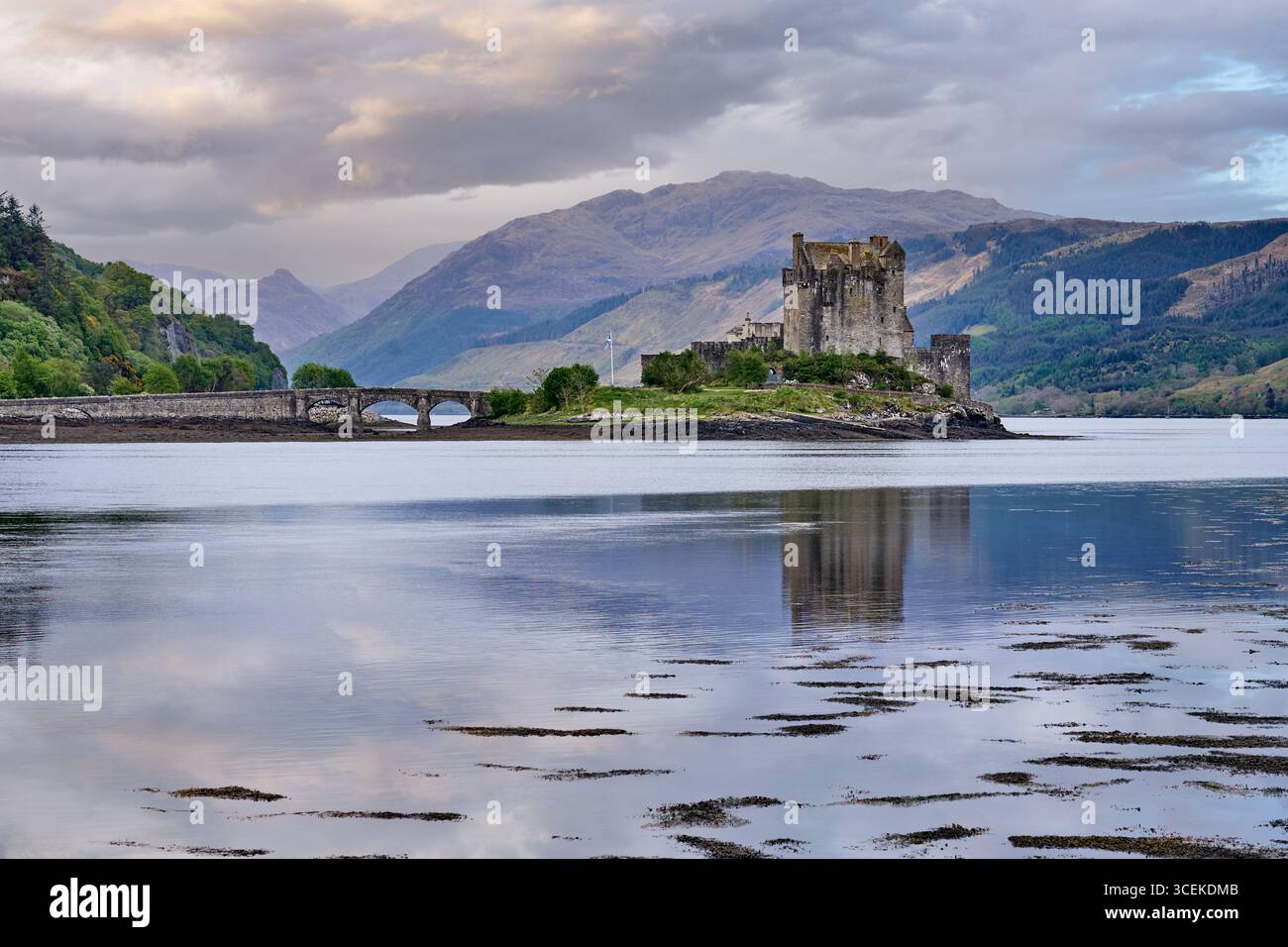 Castello di Eilean Donan a Loch Eilean nella Scozia occidentale, Regno Unito Foto Stock