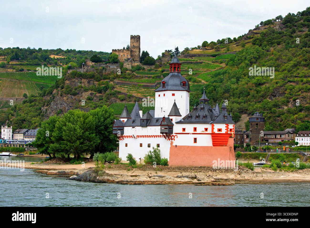 Il castello di Pfalzgrafenstein si trova sull'isola di Falkenau, con il castello di Gutenfels sulla sommità del monte, situato vicino a Kaub, in Germania Foto Stock