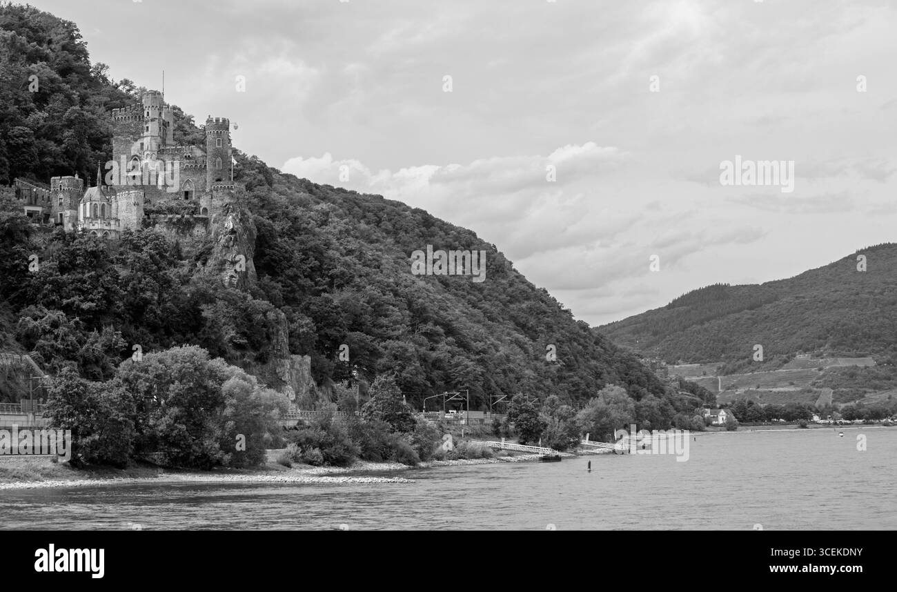 Il castello di Reichenstein è un castello nella valle del medio Reno superiore, patrimonio dell'umanità dell'UNESCO, vicino al villaggio di Trechtingshausen. Foto Stock