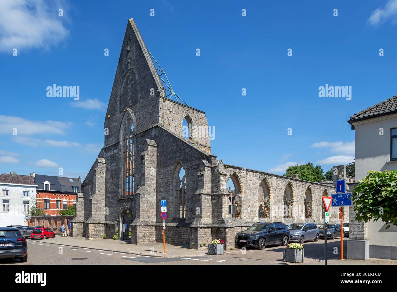 Rovine del gotico Paterskerk del XIII secolo, la seconda chiesa di beghinaggio più antica del Belgio nella città di Tienen / Tirlemont, Brabante fiammingo Foto Stock