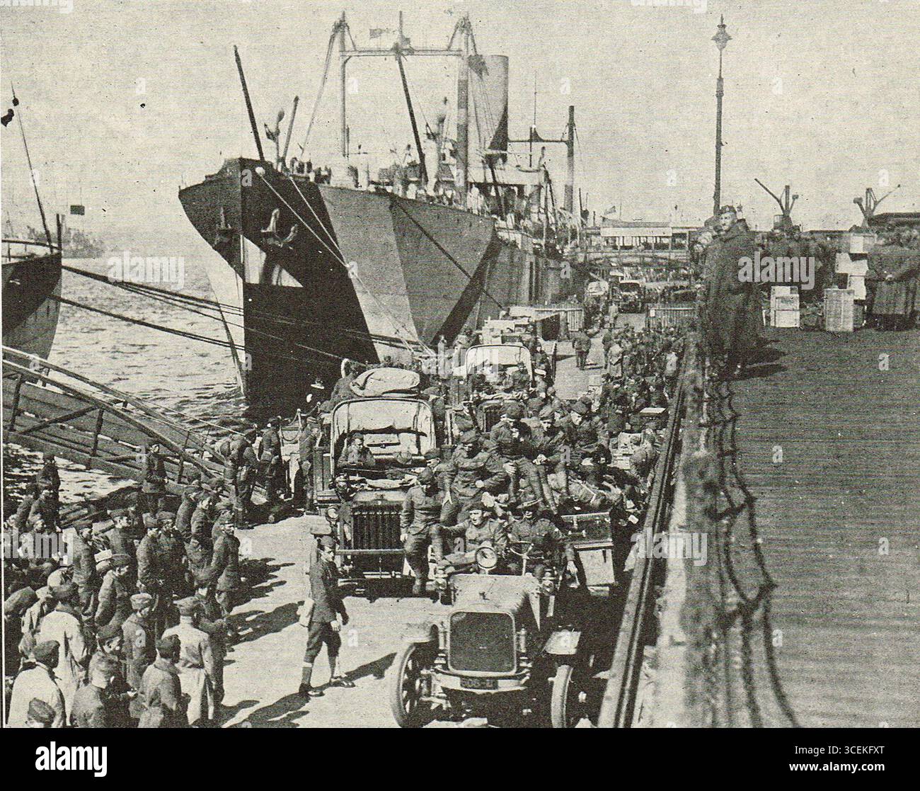 Arrivo della nave americana con truppe e trasporti a motore, porto europeo, 1918 Foto Stock
