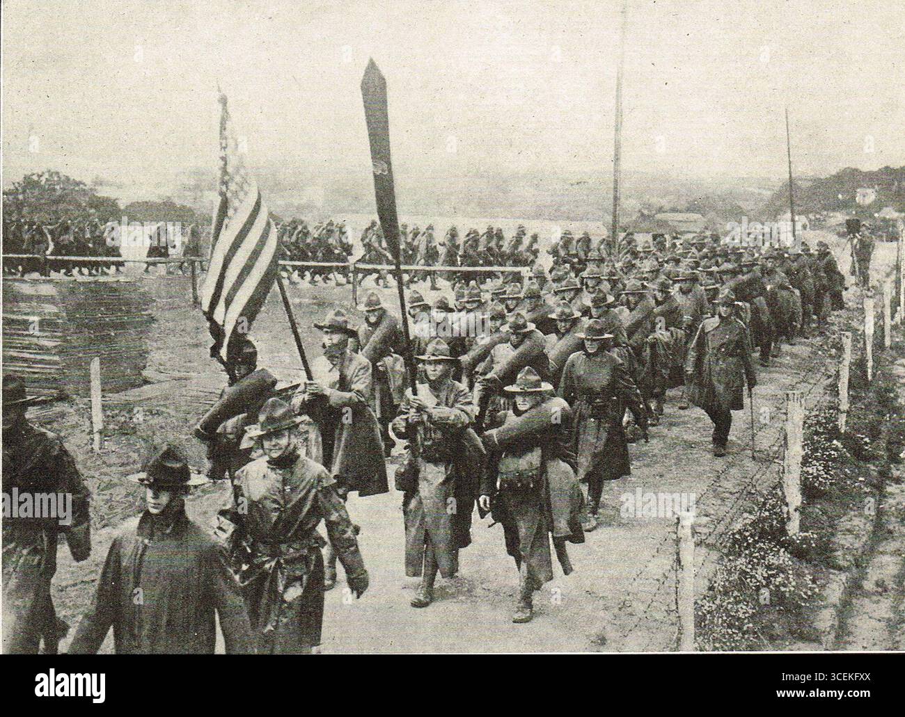Distaccamento delle truppe americane, lasciando il campo per il fronte, 1918 Foto Stock