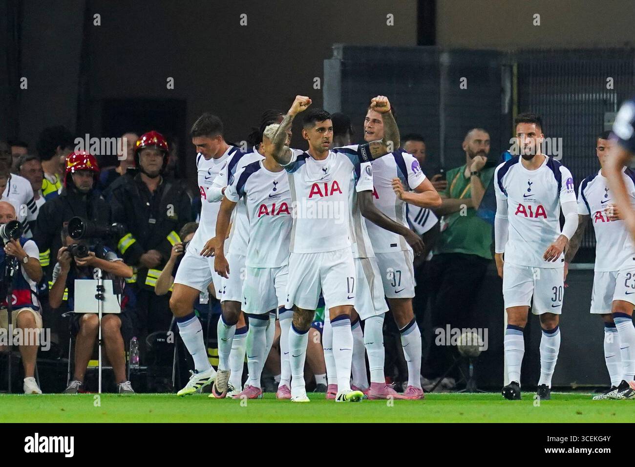 Il difensore del Tottenham Hotspur FC Micky van de Ven (37) segna un GOL di 0-1 e festeggia con il difensore del Tottenham Hotspur FC Cristian Romero (17) durante la finale della Supercoppa UEFA Paris Saint-Germain contro Tottenham Hotspur FC allo Stadio Friuli, Udine, Italia il 13 agosto 2025Credit: Alex Young/Every Second Media Foto Stock