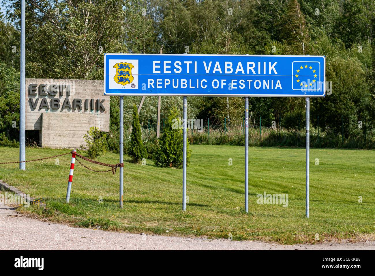 Cartello di confine a bordo strada che segna l'ingresso della Repubblica di Estonia, Eesti Vabariik, con lo stemma estone e la bandiera dell'Unione europea Foto Stock