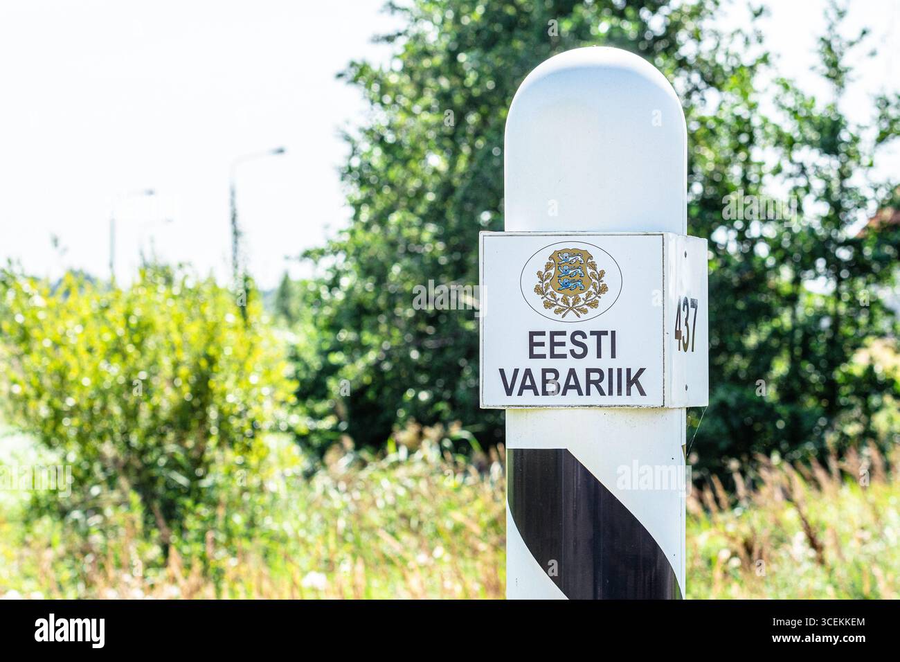 Posto di frontiera estone contrassegnato con l'emblema nazionale e con la dicitura EESTI VABARIIK, Repubblica di Estonia Foto Stock