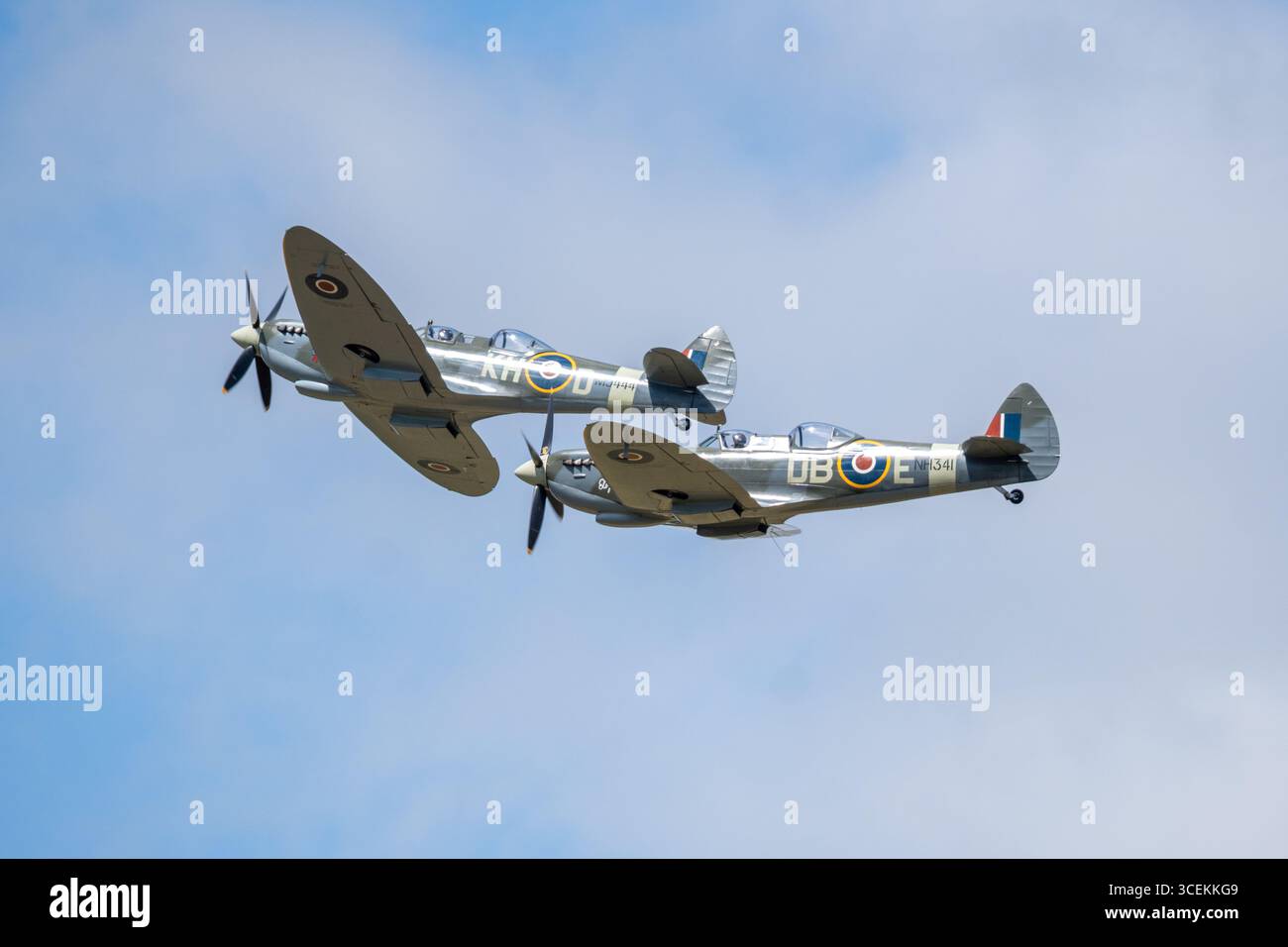 Headcorn Battle of Britain AirshowPair di Spitfire a 2 posti Foto Stock
