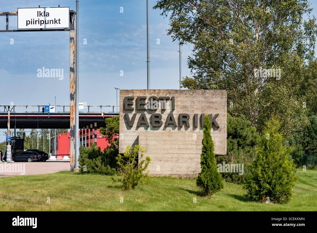 Cartello di confine a bordo strada che segna l'ingresso della Repubblica di Estonia, Eesti Vabariik, con lo stemma estone e la bandiera dell'Unione europea Foto Stock