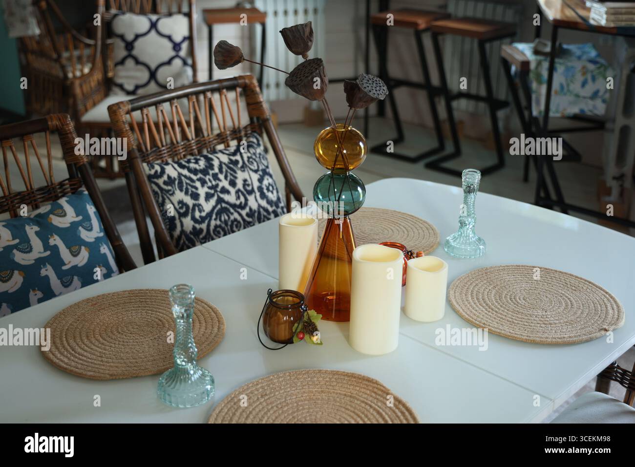 Un elegante tavolo da pranzo che combina perfettamente arredi moderni e splendidi elementi naturali Foto Stock