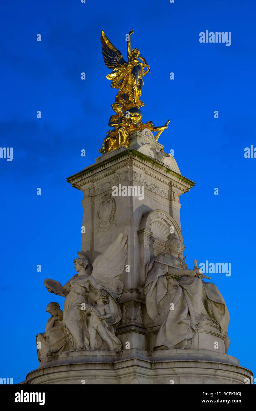 Vittoria alata in cima al pilone centrale al di sopra della statua in trono della Regina Victoria, Victoria Memorial, City of Westminster, Londra, Inghilterra Foto Stock