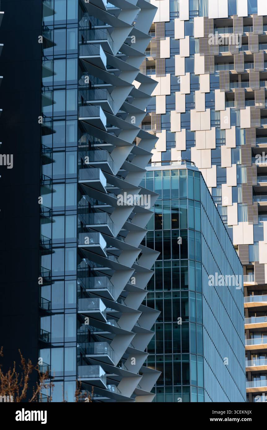 Primo piano degli appartamenti e dei balconi del centro di vancouver immagine verticale degli appartamenti a Vancouver Canada modellano e modellano l'esterno del b Foto Stock