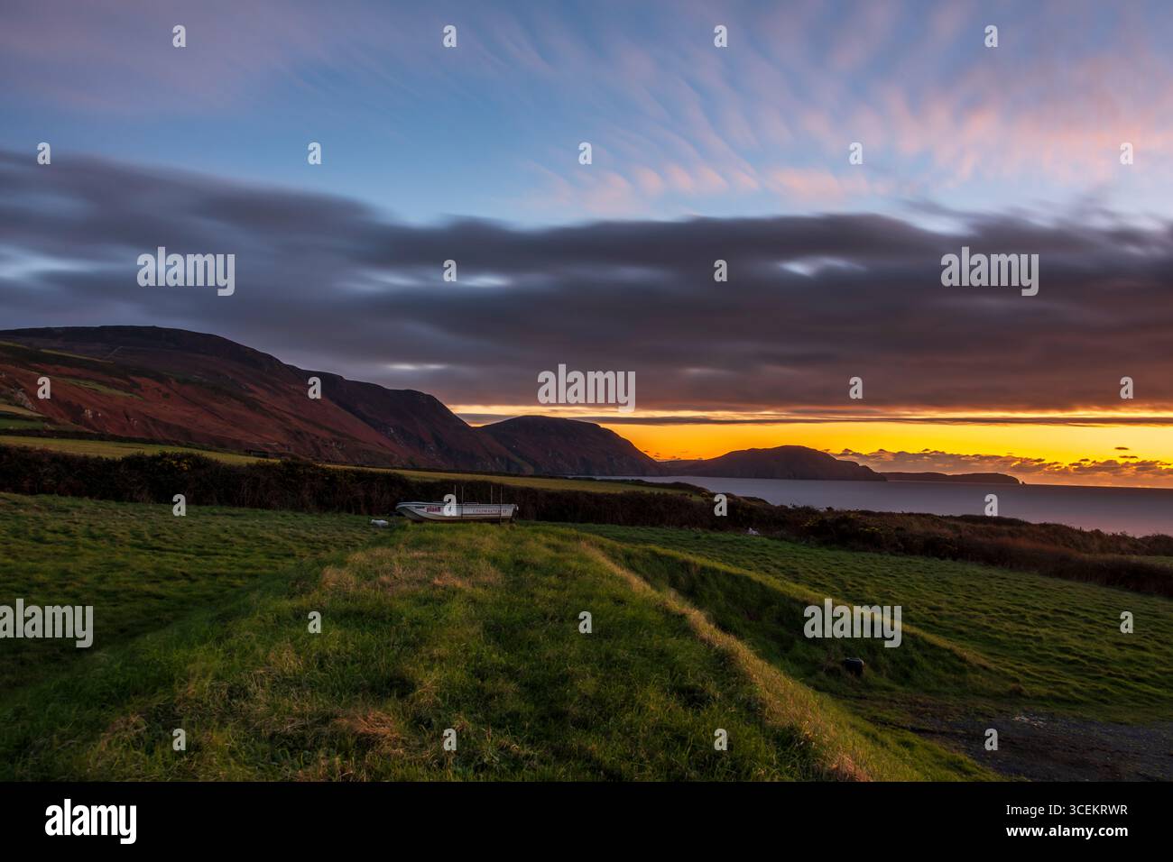La splendida fotografia cattura la bellezza panoramica di Niarbyl, un luogo di bellezza ben noto sulla costa occidentale dell'Isola di Man Foto Stock