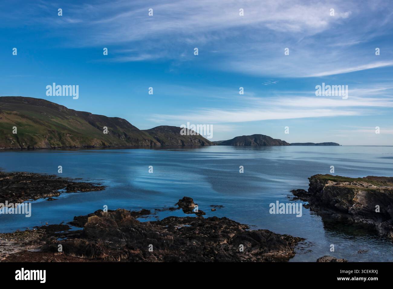 La splendida fotografia cattura la bellezza panoramica di Niarbyl, un luogo di bellezza ben noto sulla costa occidentale dell'Isola di Man Foto Stock