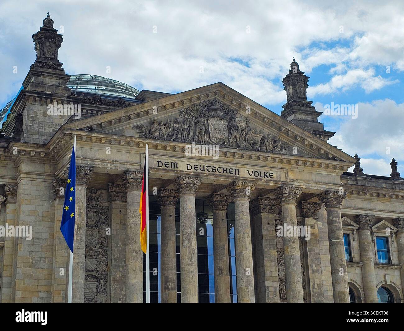 La facciata dello storico edificio del Reichstag, sede del parlamento tedesco (Bundestag). L'iscrizione "DEM Deutschen Volke" ("al popolo tedesco Foto Stock