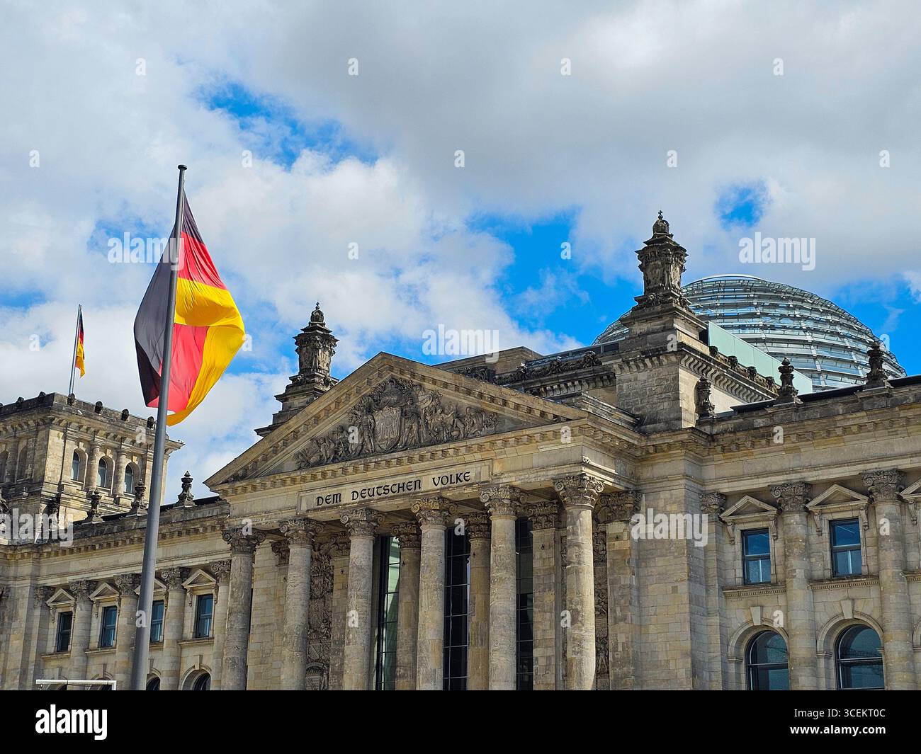 La facciata dello storico edificio del Reichstag, sede del parlamento tedesco (Bundestag). L'iscrizione "DEM Deutschen Volke" ("al popolo tedesco Foto Stock