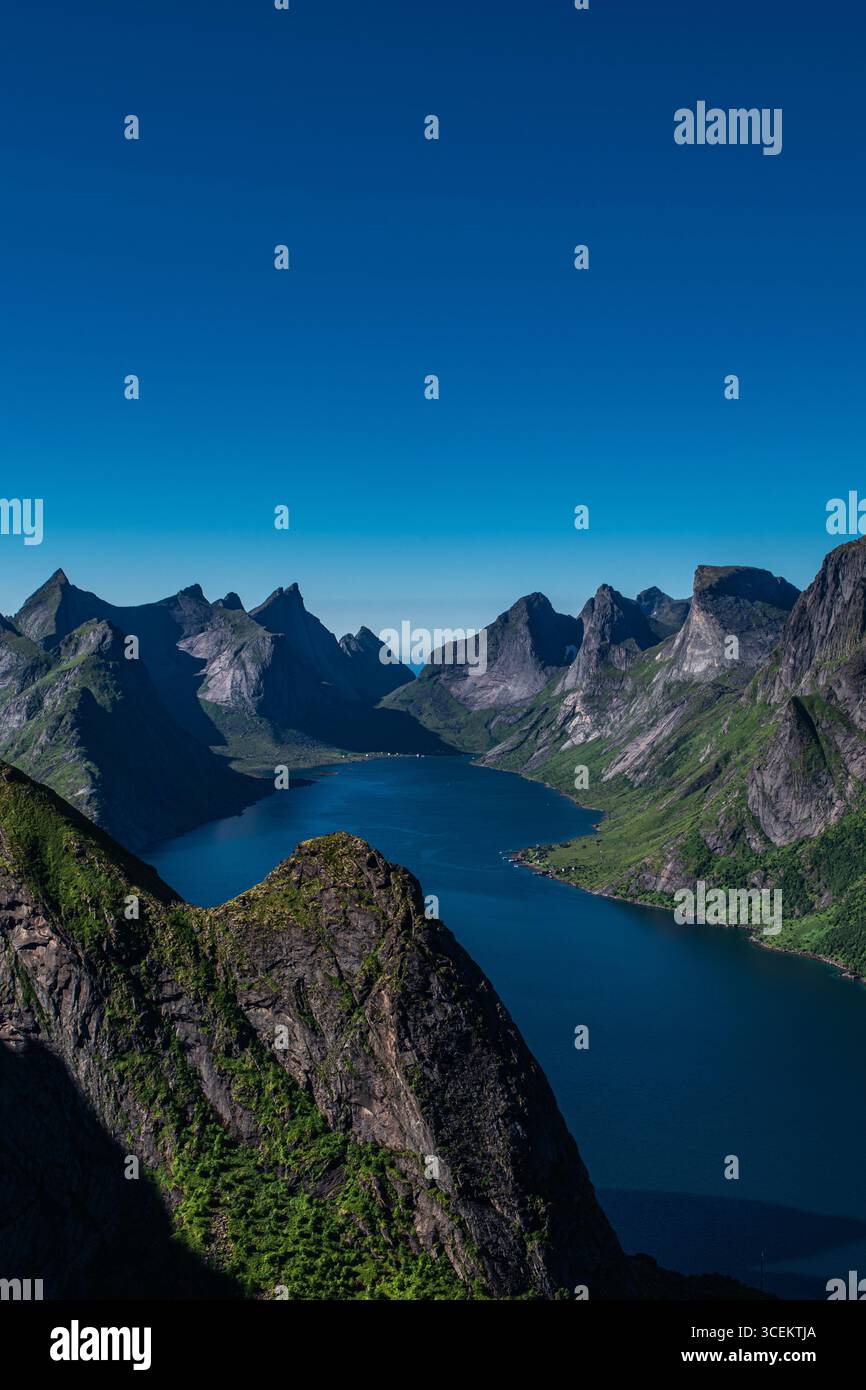 Reine, il villaggio di pescatori delle isole Lofoten (Norvegia), che può essere ammirato scalando il monte Reinebrigen Foto Stock