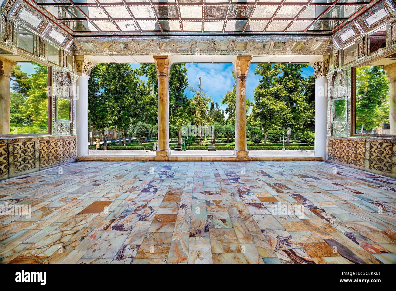 Shams ol Emareh, Golestan Palace, sito UNESCO a Teheran, Iran. Iconica torre persiana dal design intricato, perfetta per progetti culturali e storici Foto Stock