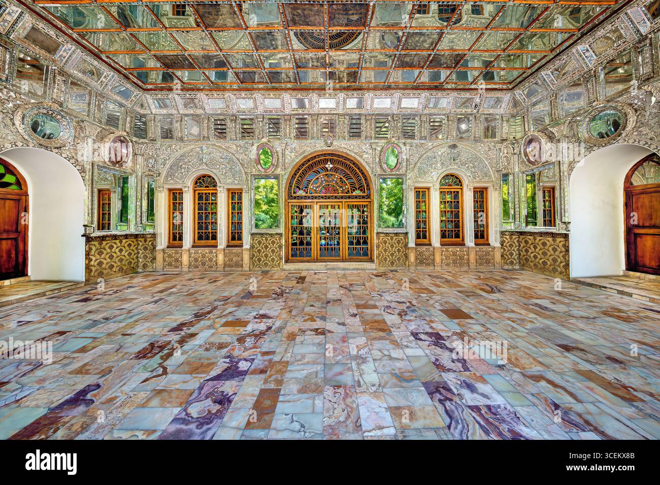 Shams ol Emareh, Golestan Palace, sito UNESCO a Teheran, Iran. Iconica torre persiana dal design intricato, perfetta per progetti culturali e storici Foto Stock