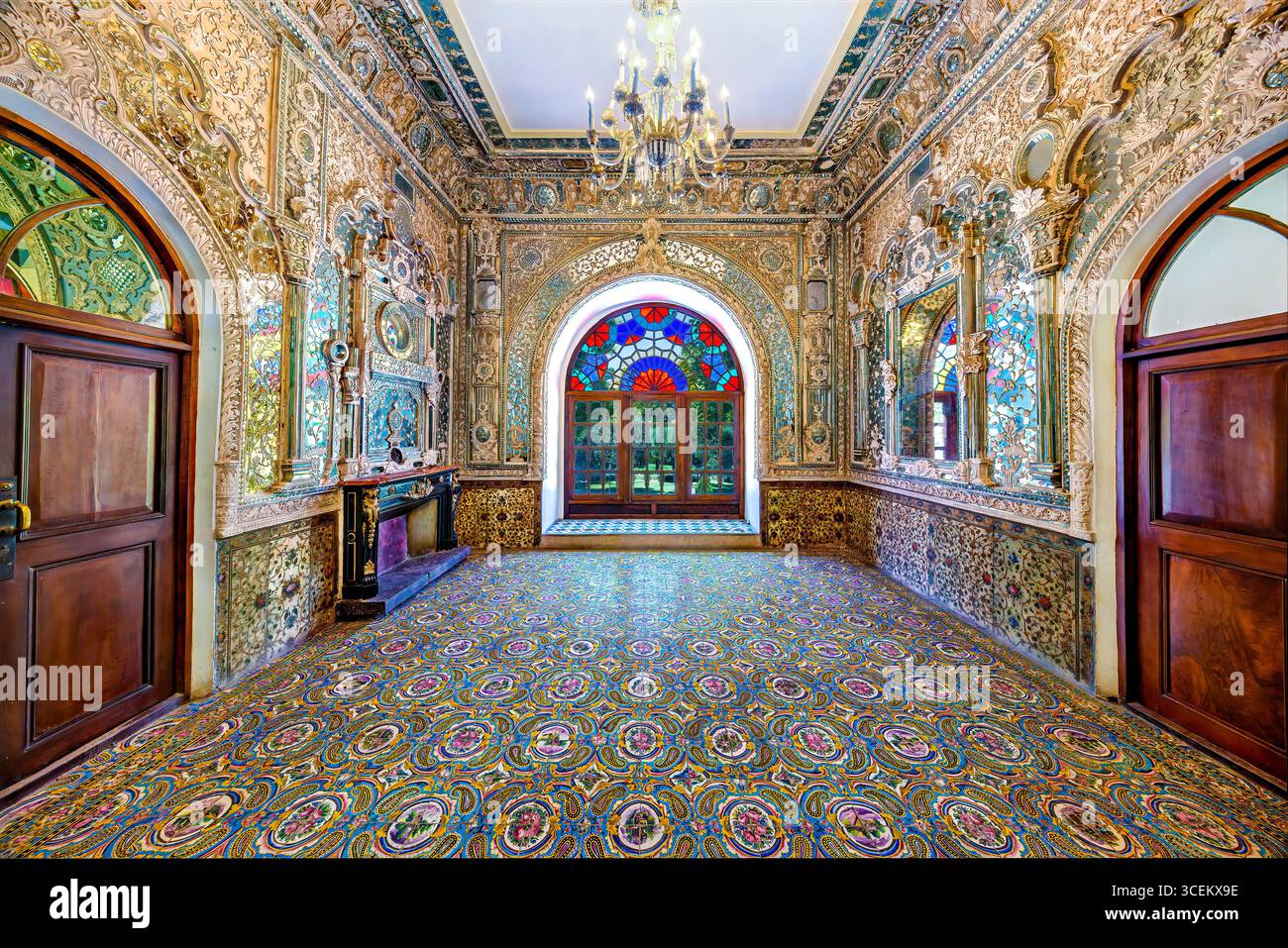 Shams ol Emareh, Golestan Palace, sito UNESCO a Teheran, Iran. Iconica torre persiana dal design intricato, perfetta per progetti culturali e storici Foto Stock