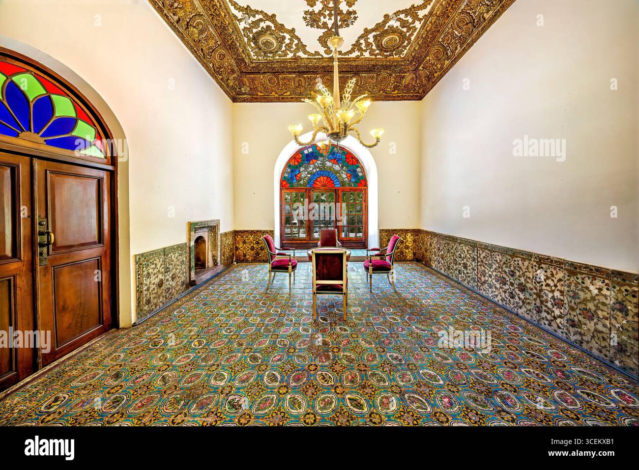 Shams ol Emareh, Golestan Palace, sito UNESCO a Teheran, Iran. Iconica torre persiana dal design intricato, perfetta per progetti culturali e storici Foto Stock