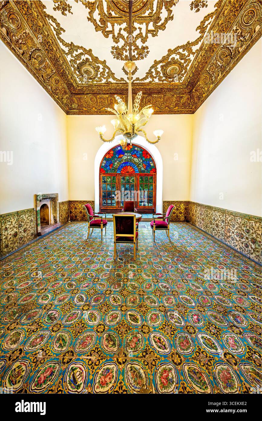 Shams ol Emareh, Golestan Palace, sito UNESCO a Teheran, Iran. Iconica torre persiana dal design intricato, perfetta per progetti culturali e storici Foto Stock