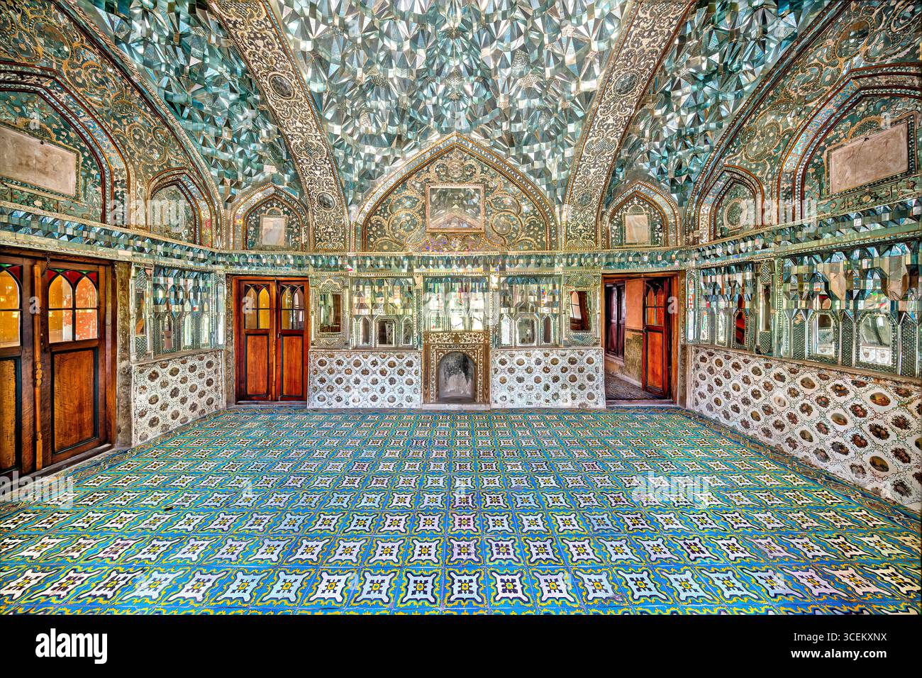 Shams ol Emareh, Golestan Palace, sito UNESCO a Teheran, Iran. Iconica torre persiana dal design intricato, perfetta per progetti culturali e storici Foto Stock