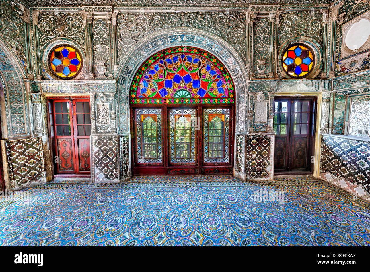 Shams ol Emareh, Golestan Palace, sito UNESCO a Teheran, Iran. Iconica torre persiana dal design intricato, perfetta per progetti culturali e storici Foto Stock