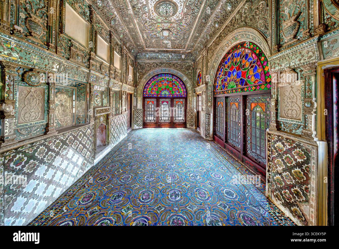 Shams ol Emareh, Golestan Palace, sito UNESCO a Teheran, Iran. Iconica torre persiana dal design intricato, perfetta per progetti culturali e storici Foto Stock