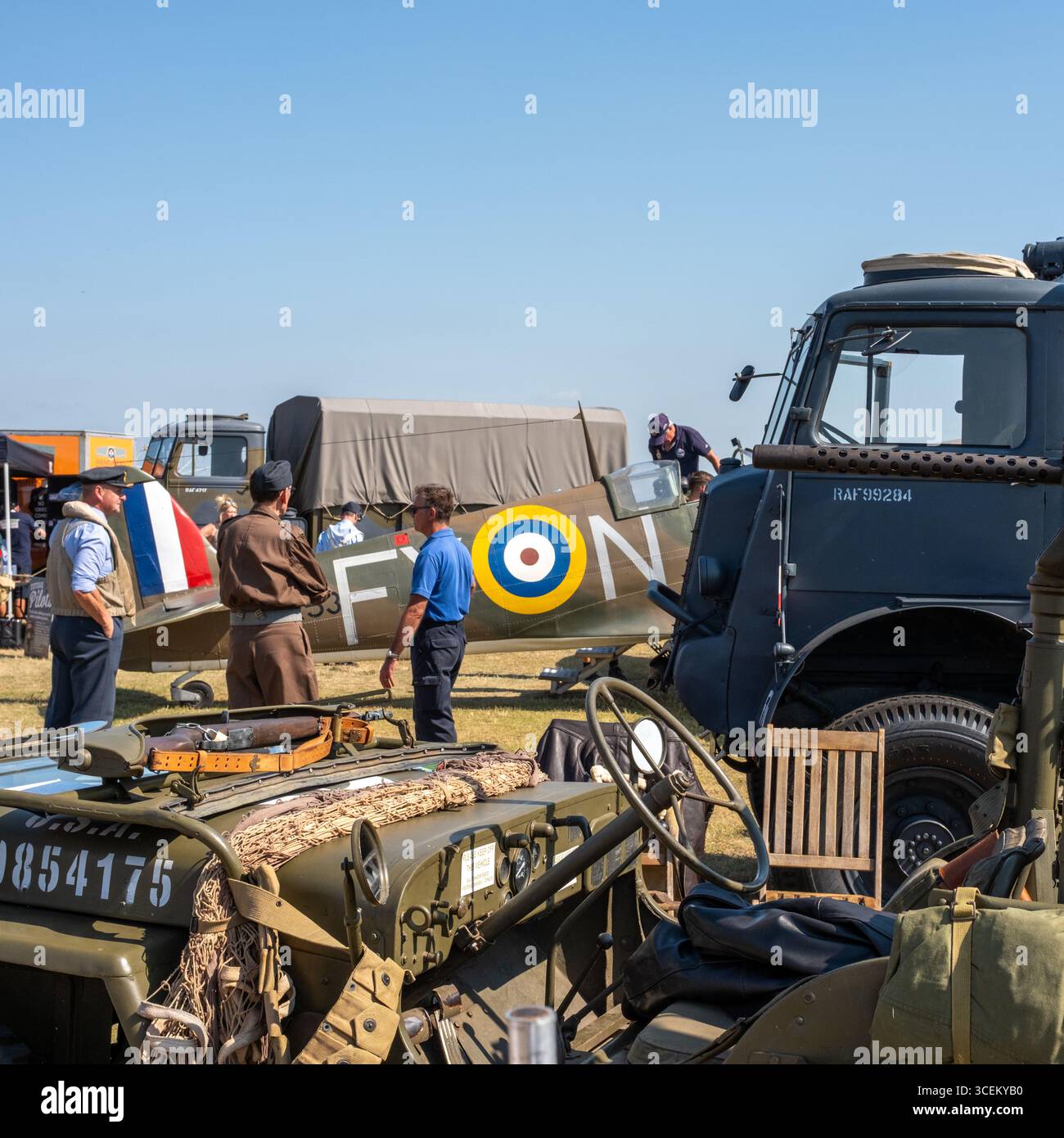 Lytham, Inghilterra, Regno Unito – 17 agosto 2025: Veicoli militari d'epoca, tra cui un aereo da combattimento dell'era della seconda guerra mondiale, sono in mostra in uno storico fes Foto Stock