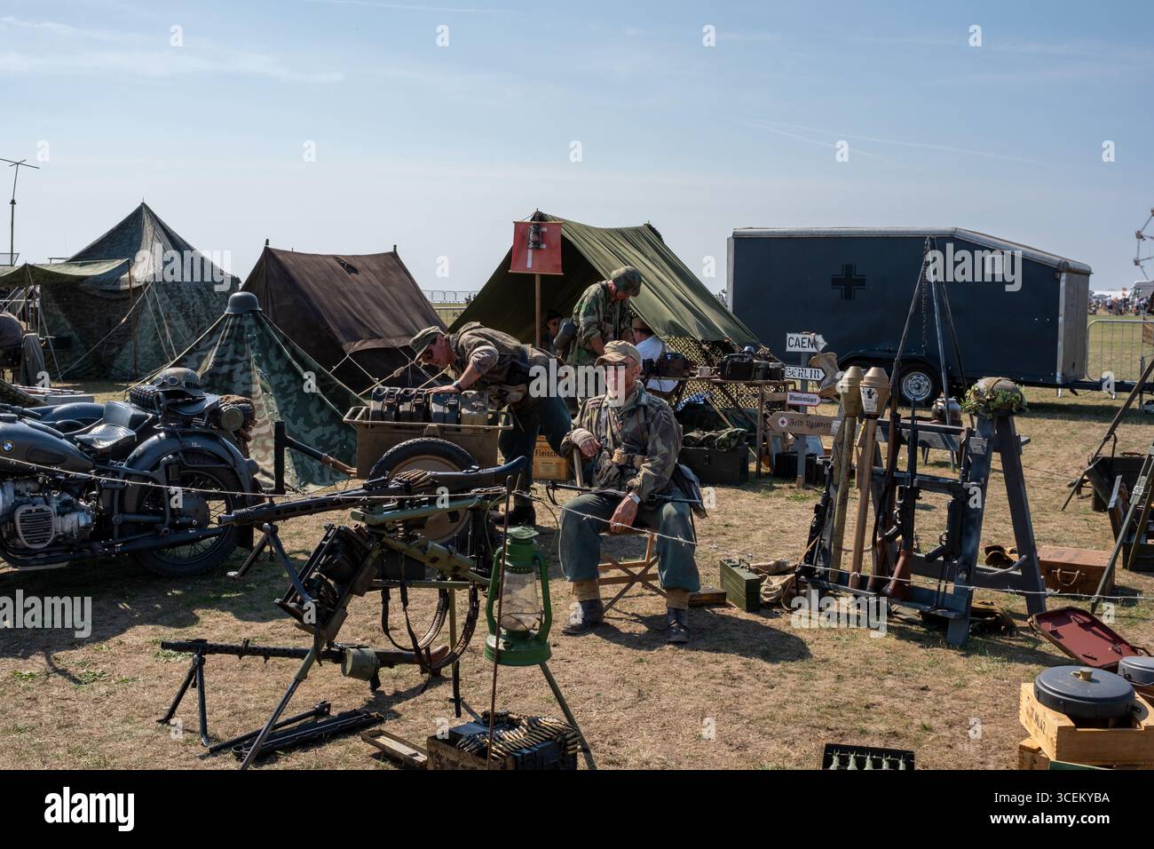 Lytham, Inghilterra, Regno Unito – 17 agosto 2025: I Reenactor ritraggono i soldati tedeschi in una dettagliata esposizione dell'accampamento della seconda guerra mondiale. La popolare ann Foto Stock