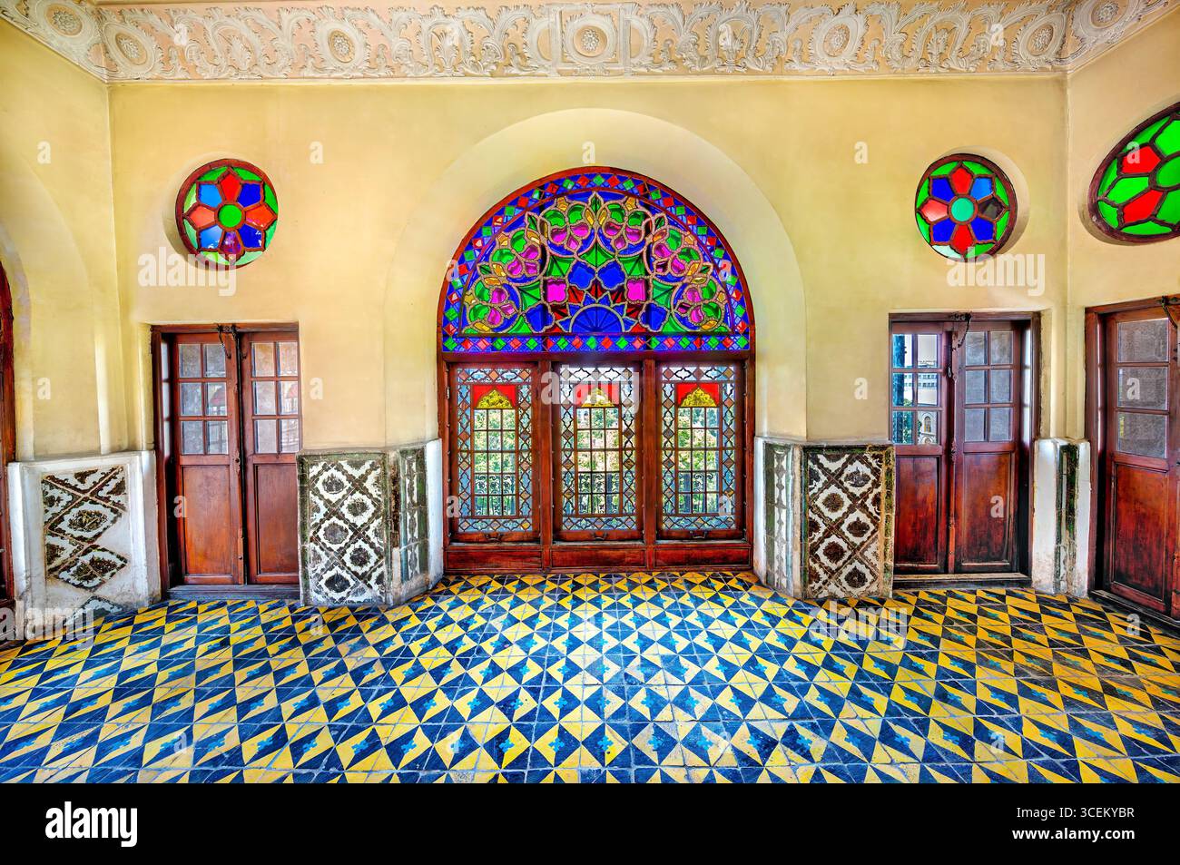 Shams ol Emareh, Golestan Palace, sito UNESCO a Teheran, Iran. Iconica torre persiana dal design intricato, perfetta per progetti culturali e storici Foto Stock