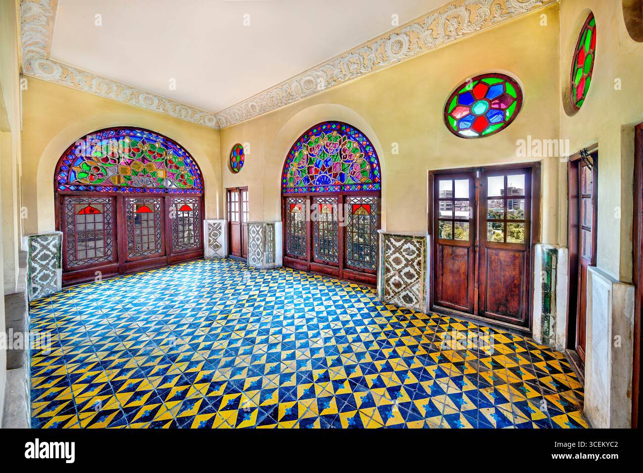 Shams ol Emareh, Golestan Palace, sito UNESCO a Teheran, Iran. Iconica torre persiana dal design intricato, perfetta per progetti culturali e storici Foto Stock
