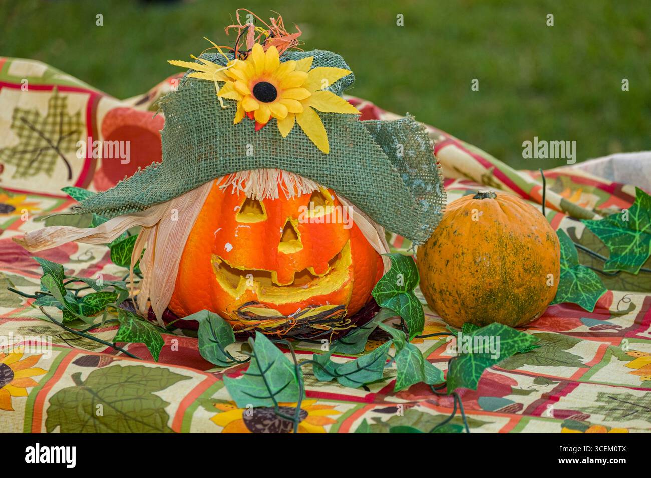 Jack-o-lantern e decorazioni di Halloween su tavola, Waiokeola Chiesa, Kahala, Honolulu Oahu, Hawaii, STATI UNITI D'AMERICA Foto Stock