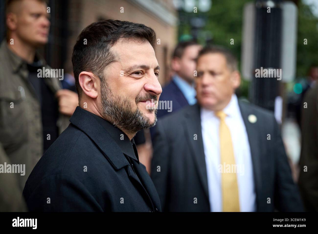 Washington, Stati Uniti. 18 agosto 2025. Il presidente ucraino Volodymyr Zelenskyy sorride mentre accoglie i leader europei per un incontro strategico presso l'ambasciata Ucraina, 18 agosto 2025, a Washington, DC l'incontro è in preparazione per gli incontri con il presidente degli Stati Uniti Donald Trump più avanti nella giornata. Credito: Presidenza Ucraina/Ufficio stampa presidenziale ucraino/Alamy Live News Foto Stock