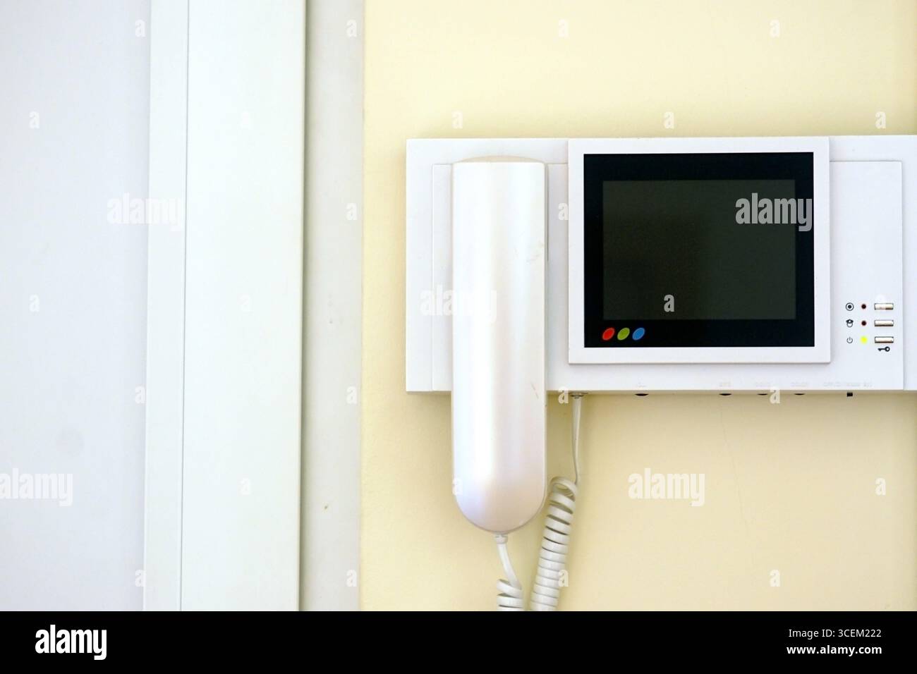 Moderno sistema interfono digitale con display video per la sicurezza domestica intelligente e il controllo degli accessi. Infrastrutture abitative Uban e automazione residenziale Foto Stock