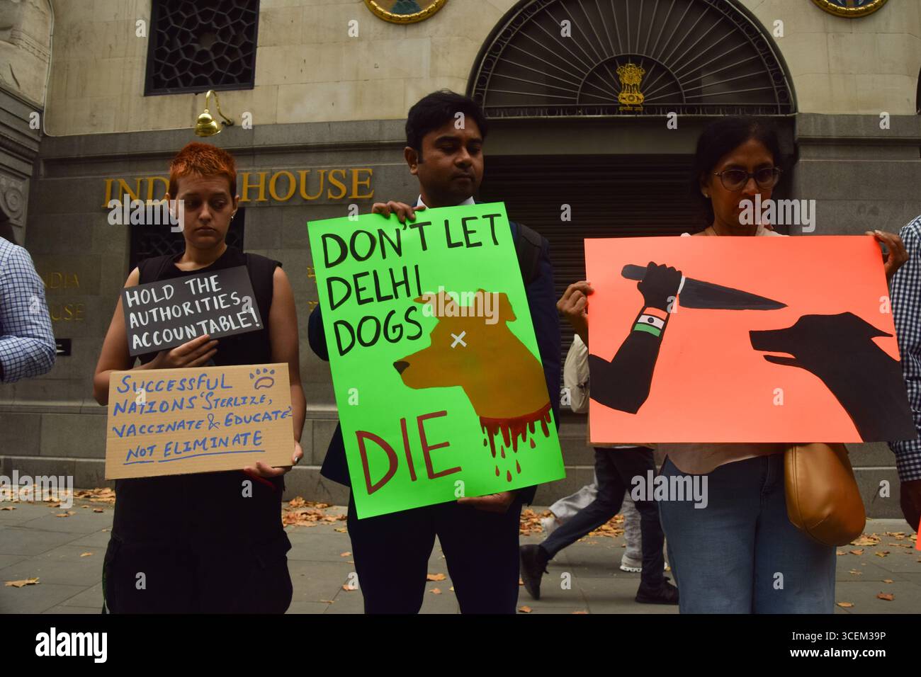 Londra, Inghilterra, Regno Unito. 18 agosto 2025. I manifestanti si riuniscono fuori da India House, l'alta Commissione dell'India nel centro di Londra, contro la sentenza della Corte suprema indiana che ha ordinato la rimozione di migliaia di cani randagi da Delhi. La corte ha citato gli attacchi dei cani ai bambini e la rabbia diffusa, mentre gli attivisti dicono che la rimozione è disumana. (Credit Image: © Vuk Valcic/ZUMA Press Wire) SOLO PER USO EDITORIALE! Non per USO commerciale! Foto Stock
