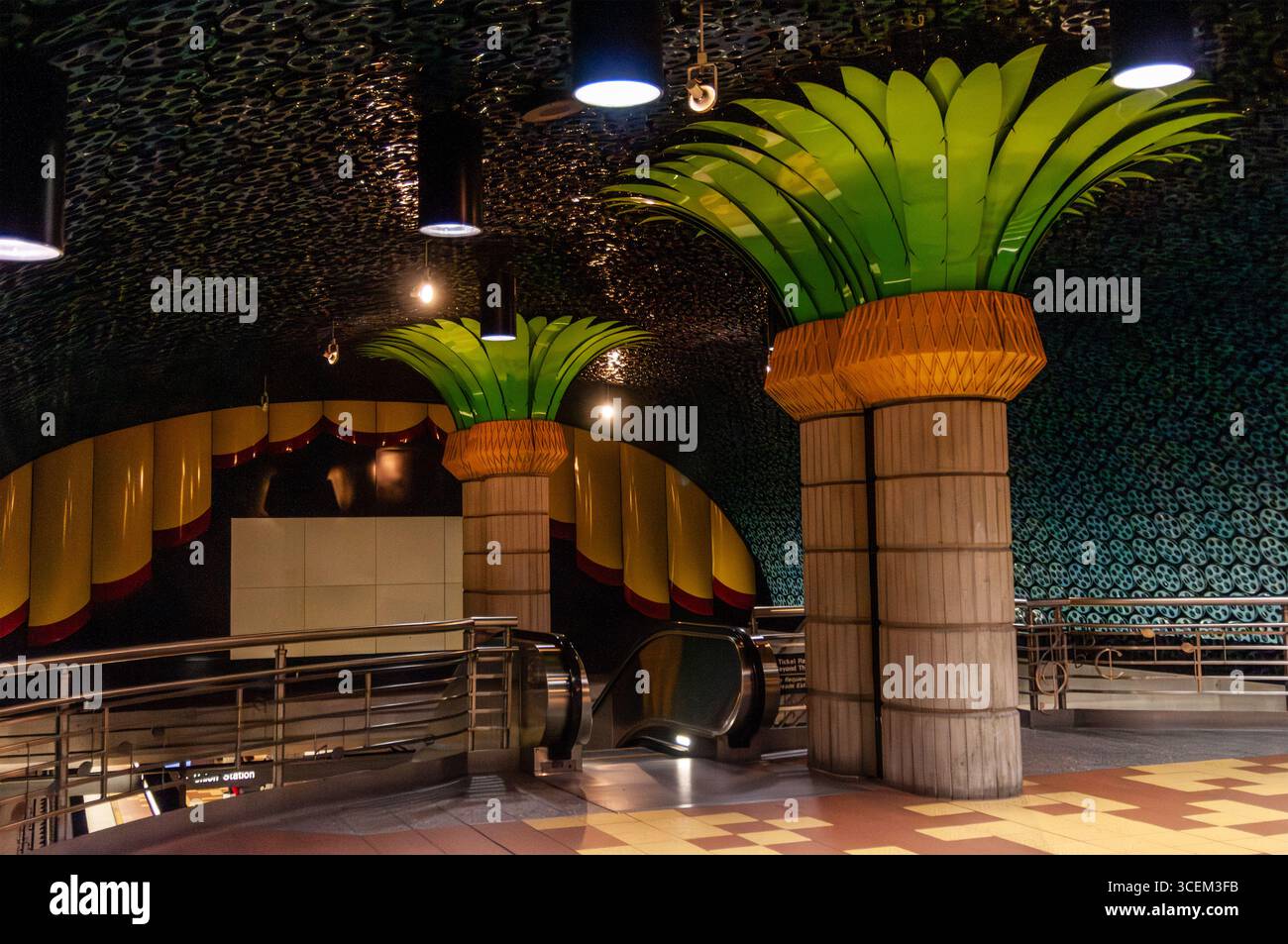 LOS ANGELES, CALIFORNIA, Stati Uniti: La stazione ferroviaria DELLA Metro di Hollywood and Vine è decorata con un tema cinematografico a Hollywood, California, a novembre Foto Stock