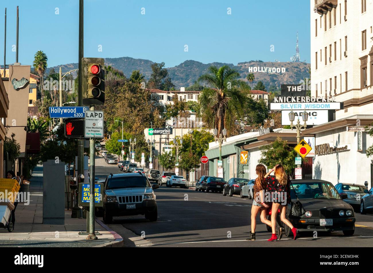 HOLLYWOOD, CALIFORNIA, Stati Uniti: L'insegna di Hollywood è un punto di riferimento nel quartiere sopra Hollywood Blvd ed è visibile in gran parte di LOS ANGELES. Foto Stock