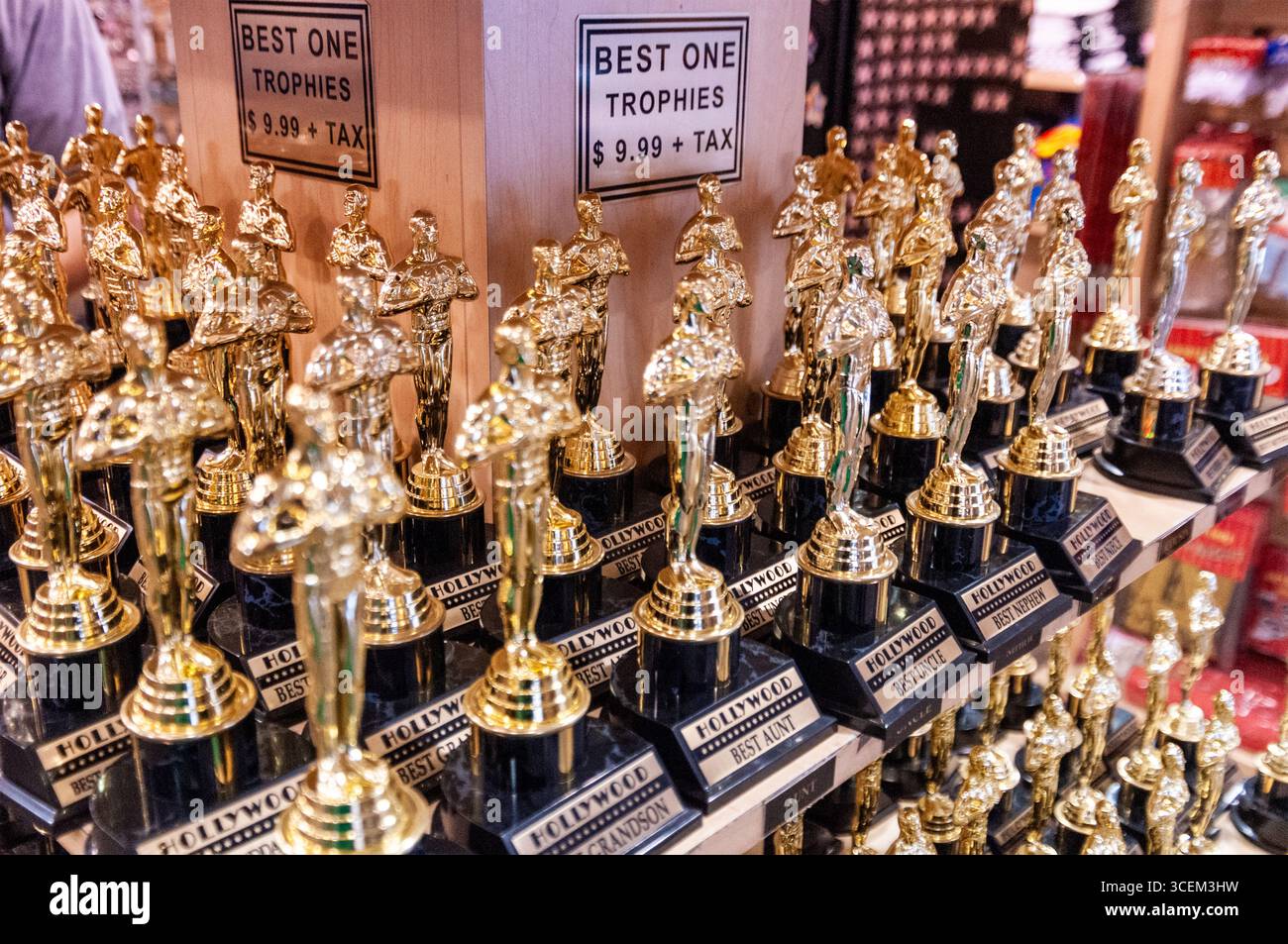 HOLLYWOOD, CALIFORNIA, Stati Uniti: In una città nota per i suoi spettacoli di premi, i trofei sono prontamente disponibili nei negozi di articoli da regalo che fiancheggiano Hollywood Blvd. A Hollywood. Foto Stock